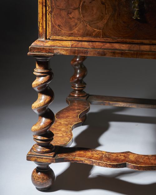 A FINE AND EXTREMELY RARE 17TH CENTURY WILLIAM AND MARY BAROQUE OLIVE OYSTER CHEST ON STAND OR TABLE BOX CIRCA 16751690 - ADDITIONAL PHOTO 11