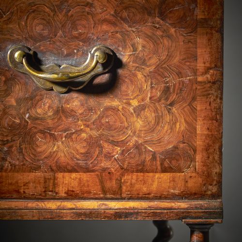 A FINE AND EXTREMELY RARE 17TH CENTURY WILLIAM AND MARY BAROQUE OLIVE OYSTER CHEST ON STAND OR TABLE BOX CIRCA 16751690 - ADDITIONAL PHOTO 12