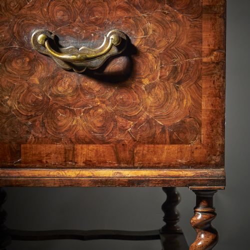 A FINE AND EXTREMELY RARE 17TH CENTURY WILLIAM AND MARY BAROQUE OLIVE OYSTER CHEST ON STAND OR TABLE BOX CIRCA 16751690 - ADDITIONAL PHOTO 13