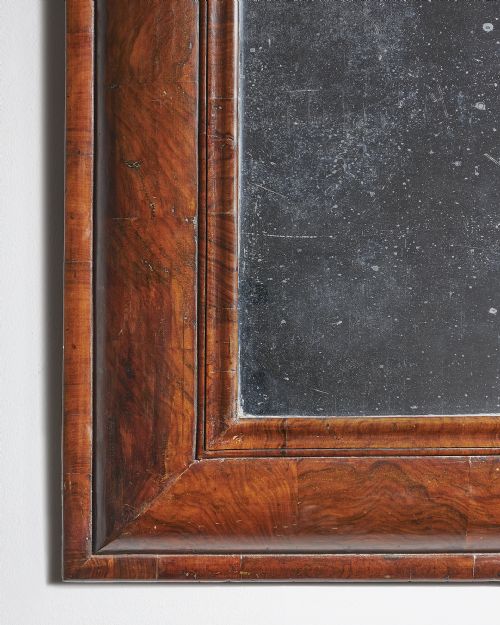 LARGE 17TH CENTURY WILLIAM AND MARY FIGURED WALNUT CUSHION MIRROR CIRCA 1690 - ADDITIONAL PHOTO 2