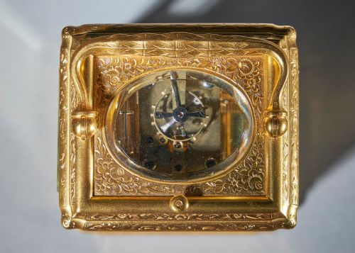 19TH CENTURY GILTBRASS ENGRAVED GORGE CASE STRIKING AND REPEATING CARRIAGE CLOCK - ADDITIONAL PHOTO 3