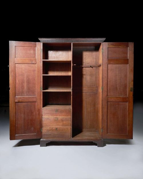 18TH CENTURY GEORGE III CHINOISERIE JAPANNED WARDROBE CHIPPENDALE PERIOD C1770 - ADDITIONAL PHOTO 1