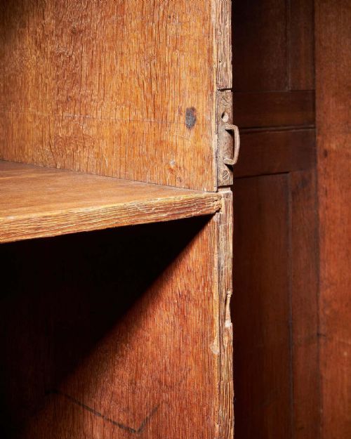 18TH CENTURY GEORGE III CHINOISERIE JAPANNED WARDROBE CHIPPENDALE PERIOD C1770 - ADDITIONAL PHOTO 3