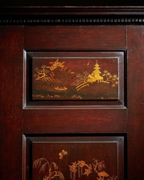 18TH CENTURY GEORGE III CHINOISERIE JAPANNED WARDROBE CHIPPENDALE PERIOD C1770 - ADDITIONAL PHOTO 9