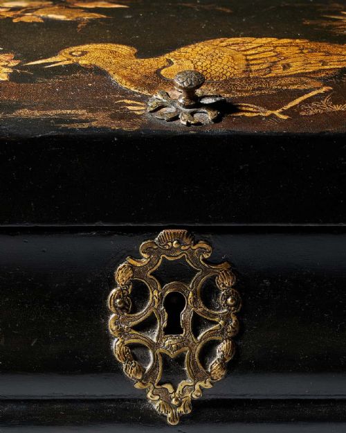 18TH CENTURY JAPANNED CHINOISERIE DOMETOPPED BOX CIRCA 17151725 - ADDITIONAL PHOTO 5