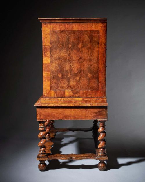 WILLIAM AND MARY 17TH CENTURY OLIVE OYSTER CHEST ON STAND CIRCA 16801690 - ADDITIONAL PHOTO 2