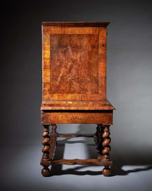 WILLIAM AND MARY 17TH CENTURY OLIVE OYSTER CHEST ON STAND CIRCA 16801690 - ADDITIONAL PHOTO 3