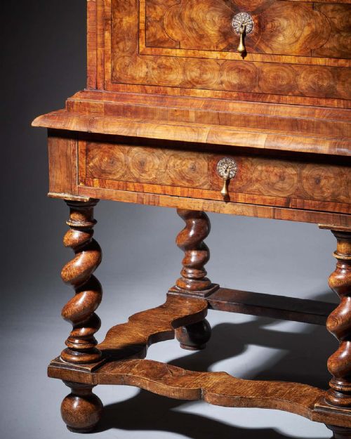 WILLIAM AND MARY 17TH CENTURY OLIVE OYSTER CHEST ON STAND CIRCA 16801690 - ADDITIONAL PHOTO 4