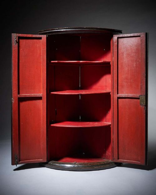 EARLY 18TH CENTURY QUEEN ANNEGEORGE I JAPANNED CHINOISERIE CORNER CUPBOARD - ADDITIONAL PHOTO 2