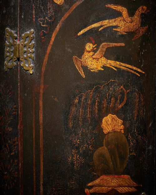 EARLY 18TH CENTURY QUEEN ANNEGEORGE I JAPANNED CHINOISERIE CORNER CUPBOARD - ADDITIONAL PHOTO 3