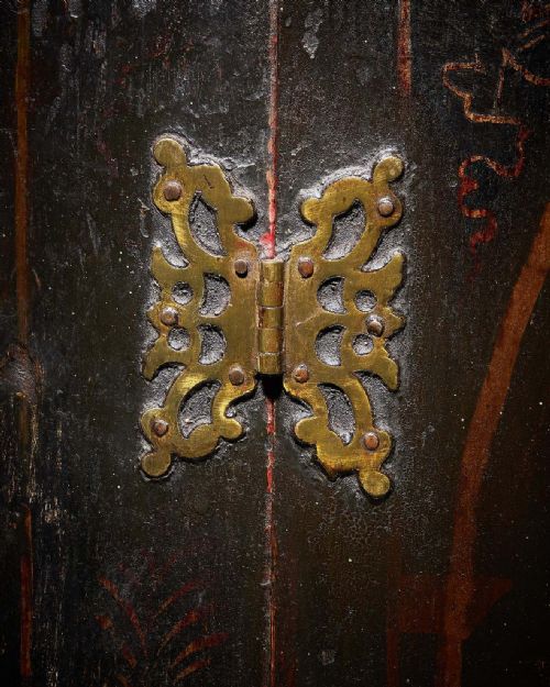 EARLY 18TH CENTURY QUEEN ANNEGEORGE I JAPANNED CHINOISERIE CORNER CUPBOARD - ADDITIONAL PHOTO 4