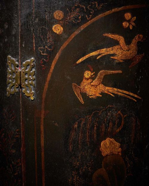 EARLY 18TH CENTURY QUEEN ANNEGEORGE I JAPANNED CHINOISERIE CORNER CUPBOARD - ADDITIONAL PHOTO 5