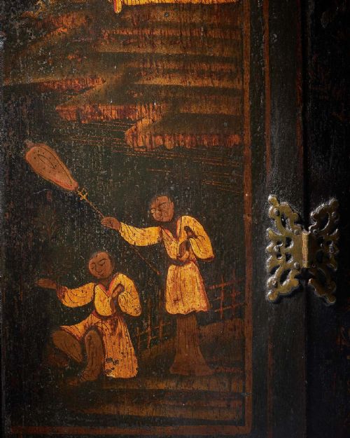 EARLY 18TH CENTURY QUEEN ANNEGEORGE I JAPANNED CHINOISERIE CORNER CUPBOARD - ADDITIONAL PHOTO 6