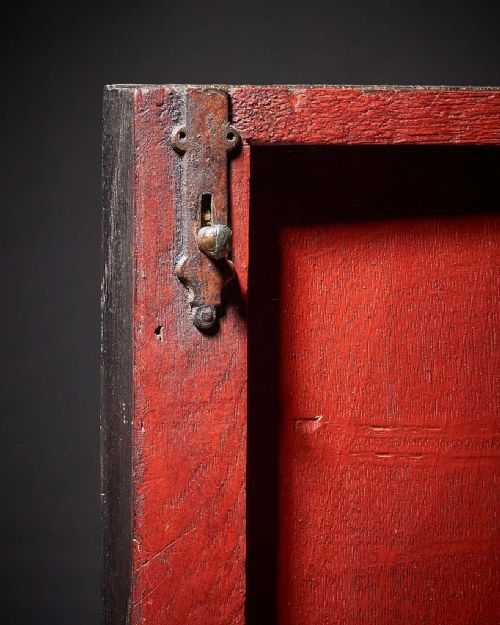 EARLY 18TH CENTURY QUEEN ANNEGEORGE I JAPANNED CHINOISERIE CORNER CUPBOARD - ADDITIONAL PHOTO 7