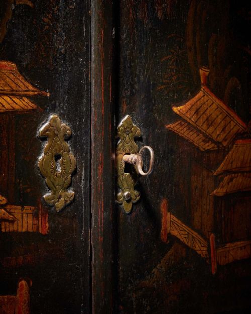 EARLY 18TH CENTURY QUEEN ANNEGEORGE I JAPANNED CHINOISERIE CORNER CUPBOARD - ADDITIONAL PHOTO 8