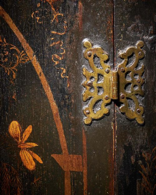 EARLY 18TH CENTURY QUEEN ANNEGEORGE I JAPANNED CHINOISERIE CORNER CUPBOARD - ADDITIONAL PHOTO 9