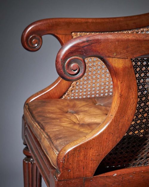 EARLY WILLIAM IV MAHOGANY BERGRE ARMCHAIR OF LARGE SCALE WITH ORIGINAL LEATHER - ADDITIONAL PHOTO 3