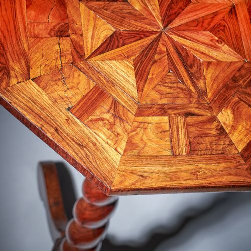 PAIR OF 17TH CENTURY KINGWOOD CHARLES II PARQUETRY TORCHIERES CIRCA 1660 - ADDITIONAL PHOTO 4