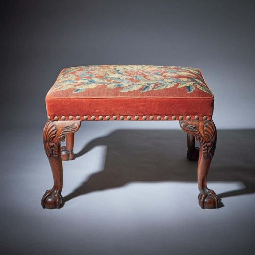 18TH CENTURY GEORGE II BALL AND CLAW WALNUT STOOL ON CABRIOLE LEG CIRCA 1730 - ADDITIONAL PHOTO 1