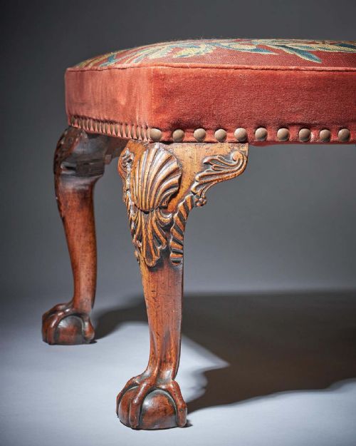 18TH CENTURY GEORGE II BALL AND CLAW WALNUT STOOL ON CABRIOLE LEG CIRCA 1730 - ADDITIONAL PHOTO 4