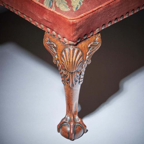 18TH CENTURY GEORGE II BALL AND CLAW WALNUT STOOL ON CABRIOLE LEG CIRCA 1730 - ADDITIONAL PHOTO 5