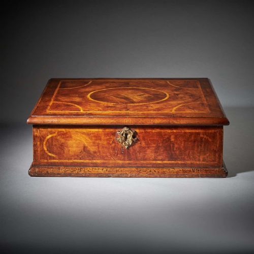 A RARE FIGURED WALNUT QUEEN ANNE GEORGE I LACE BOX CIRCA 17001720 - ADDITIONAL PHOTO 1