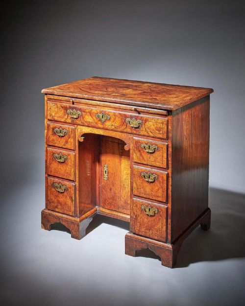 FIGURED WALNUT GEORGE II 18TH CENTURY KNEEHOLE DESK CIRCA 1740 ENGLAND - ADDITIONAL PHOTO 1