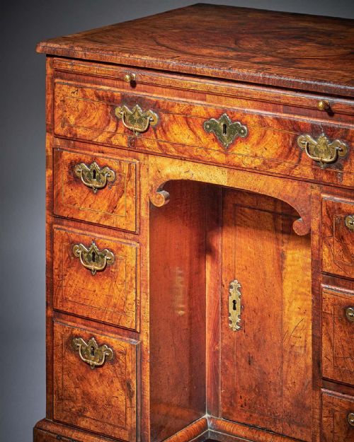 FIGURED WALNUT GEORGE II 18TH CENTURY KNEEHOLE DESK CIRCA 1740 ENGLAND - ADDITIONAL PHOTO 2