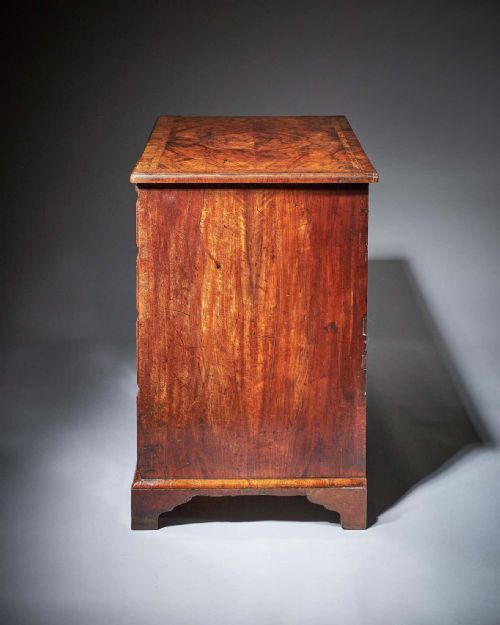 FIGURED WALNUT GEORGE II 18TH CENTURY KNEEHOLE DESK CIRCA 1740 ENGLAND - ADDITIONAL PHOTO 3