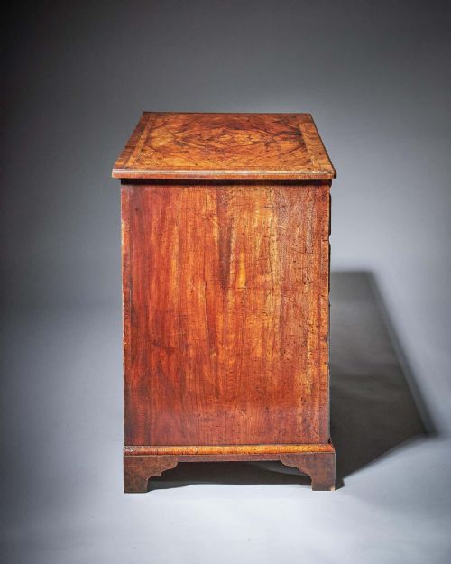 FIGURED WALNUT GEORGE II 18TH CENTURY KNEEHOLE DESK CIRCA 1740 ENGLAND - ADDITIONAL PHOTO 4