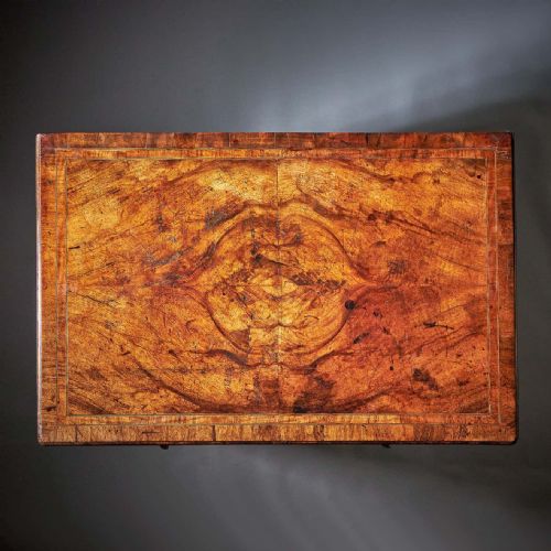 FIGURED WALNUT GEORGE II 18TH CENTURY KNEEHOLE DESK CIRCA 1740 ENGLAND - ADDITIONAL PHOTO 5