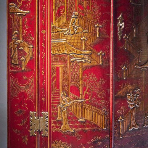 18TH CENTURY GEORGE II SCARLETRED JAPANNED CORNER CUPBOARD ATT GILES GRENDEY - ADDITIONAL PHOTO 3