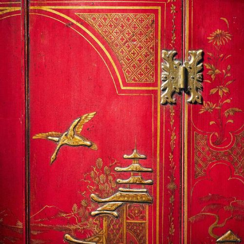 18TH CENTURY GEORGE II SCARLETRED JAPANNED CORNER CUPBOARD ATT GILES GRENDEY - ADDITIONAL PHOTO 8