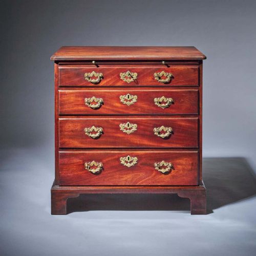 compact george ii mahogany chest with brushing slide circa 1740 - CATEGORY: ANTIQUE CHEST OF DRAWERS - DATED 18TH CENTURY