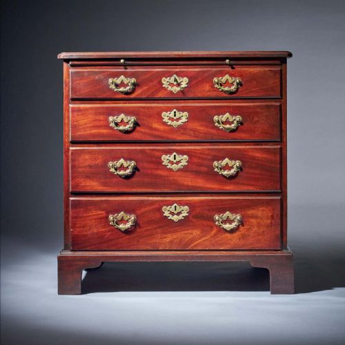COMPACT GEORGE II MAHOGANY CHEST WITH BRUSHING SLIDE CIRCA 1740 - ADDITIONAL PHOTO 1
