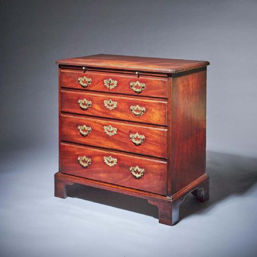 COMPACT GEORGE II MAHOGANY CHEST WITH BRUSHING SLIDE CIRCA 1740 - ADDITIONAL PHOTO 2