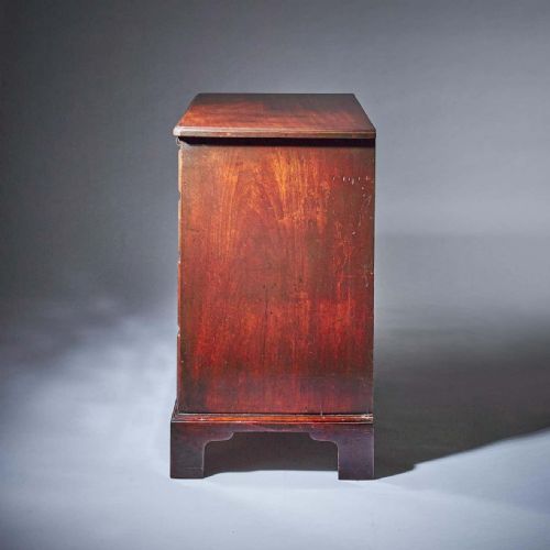 COMPACT GEORGE II MAHOGANY CHEST WITH BRUSHING SLIDE CIRCA 1740 - ADDITIONAL PHOTO 3