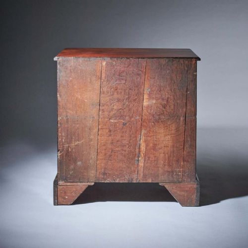 COMPACT GEORGE II MAHOGANY CHEST WITH BRUSHING SLIDE CIRCA 1740 - ADDITIONAL PHOTO 4