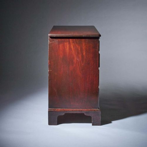 COMPACT GEORGE II MAHOGANY CHEST WITH BRUSHING SLIDE CIRCA 1740 - ADDITIONAL PHOTO 5