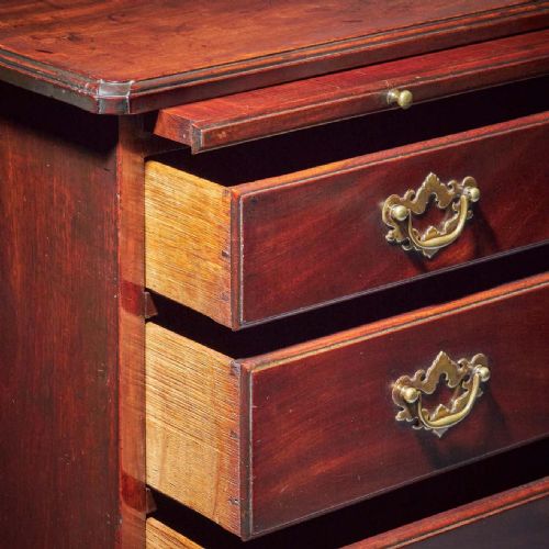 COMPACT GEORGE II MAHOGANY CHEST WITH BRUSHING SLIDE CIRCA 1740 - ADDITIONAL PHOTO 6