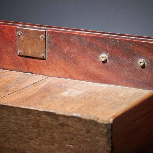 COMPACT GEORGE II MAHOGANY CHEST WITH BRUSHING SLIDE CIRCA 1740 - ADDITIONAL PHOTO 7