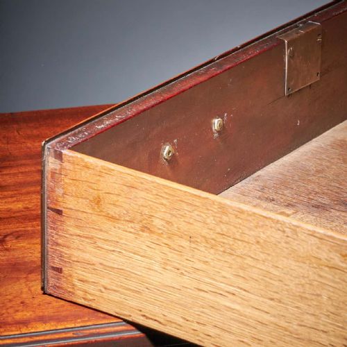 COMPACT GEORGE II MAHOGANY CHEST WITH BRUSHING SLIDE CIRCA 1740 - ADDITIONAL PHOTO 9