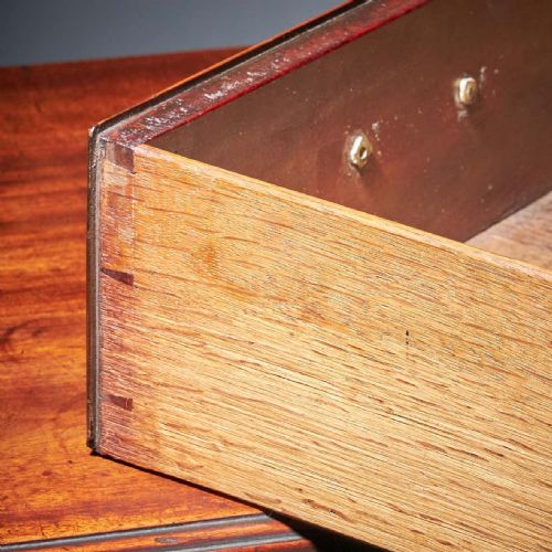 COMPACT GEORGE II MAHOGANY CHEST WITH BRUSHING SLIDE CIRCA 1740 - ADDITIONAL PHOTO 10