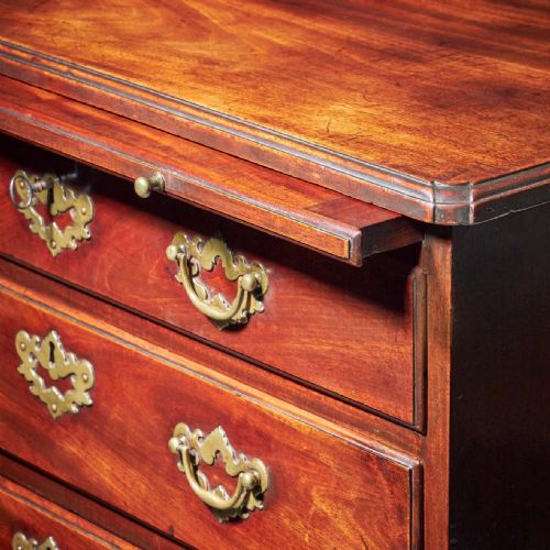 COMPACT GEORGE II MAHOGANY CHEST WITH BRUSHING SLIDE CIRCA 1740 - ADDITIONAL PHOTO 11