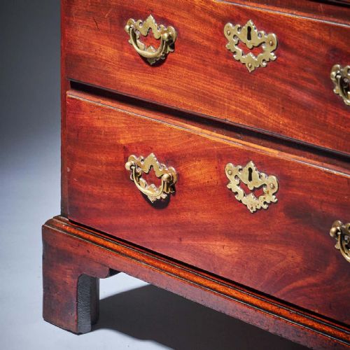 COMPACT GEORGE II MAHOGANY CHEST WITH BRUSHING SLIDE CIRCA 1740 - ADDITIONAL PHOTO 12