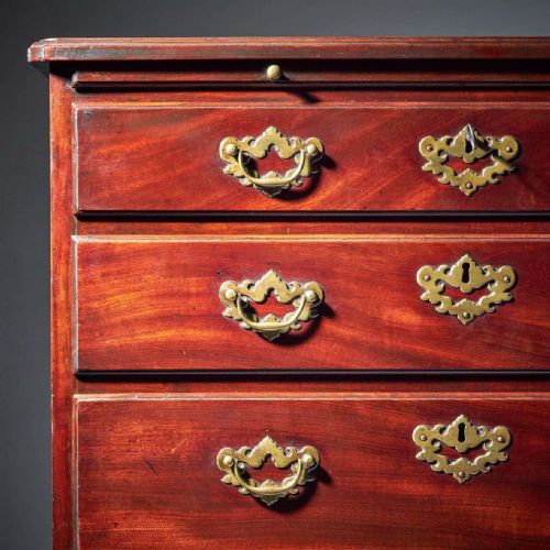 COMPACT GEORGE II MAHOGANY CHEST WITH BRUSHING SLIDE CIRCA 1740 - ADDITIONAL PHOTO 13