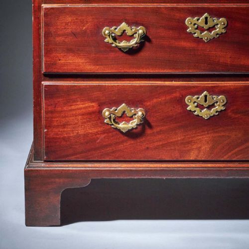 COMPACT GEORGE II MAHOGANY CHEST WITH BRUSHING SLIDE CIRCA 1740 - ADDITIONAL PHOTO 14