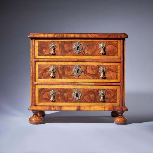 MINIATURE WILLIAM AND MARY 17TH CENTURY DIMINUTIVE OLIVE OYSTER CHEST C1690 - ADDITIONAL PHOTO 1