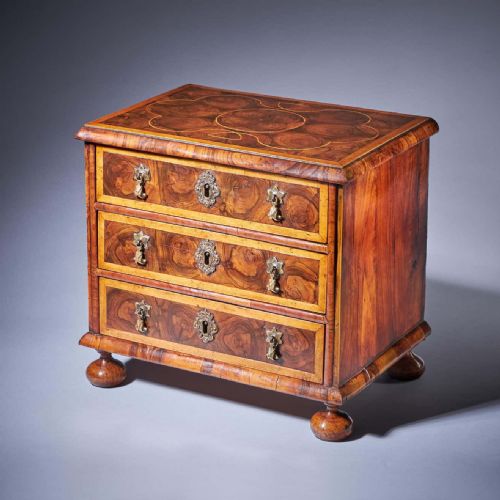 MINIATURE WILLIAM AND MARY 17TH CENTURY DIMINUTIVE OLIVE OYSTER CHEST C1690 - ADDITIONAL PHOTO 2