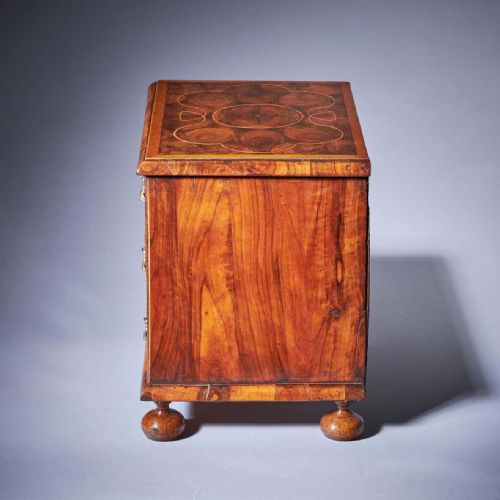 MINIATURE WILLIAM AND MARY 17TH CENTURY DIMINUTIVE OLIVE OYSTER CHEST C1690 - ADDITIONAL PHOTO 3